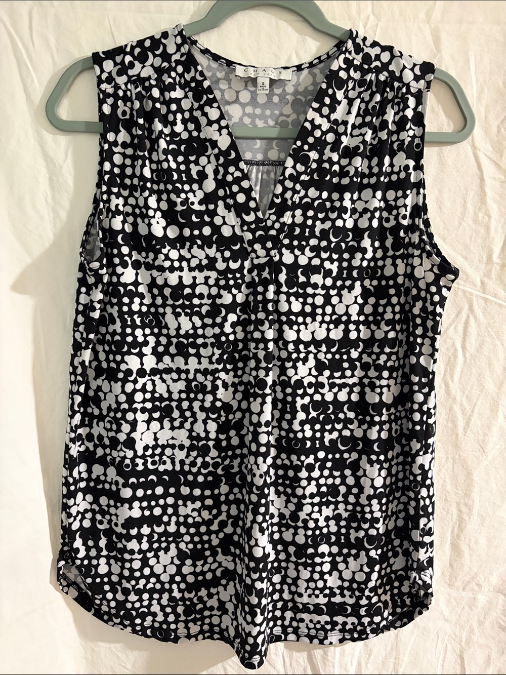 Chaus New York Black and White Sleeveless V-Neck Blouse
